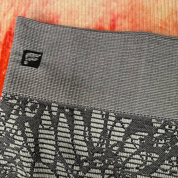 Fabletics Sebastian Womens Size S Gray Black Floral Mid-Calf Capri Leggings - Picture 10 of 11